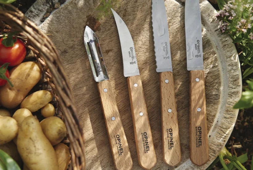 Coffret Les Essentiels Naturel Opinel Coffret Les Essentiels Naturel Opinel – set de 4 couteaux de cuisine avec manches en bois de hêtre naturel et lames inoxydables pour trancher, éplucher et préparer fruits et légumes.