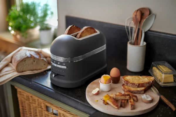 Grille-pain KitchenAid Artisan noir 2 tranches avec fentes extra-larges et réglage brunissage – toaster design pour pain, bagel et petits pains.