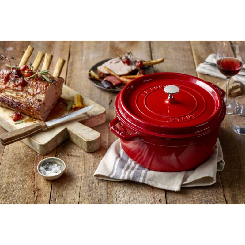 Cocotte ronde cerise en fonte émaillée - STAUB