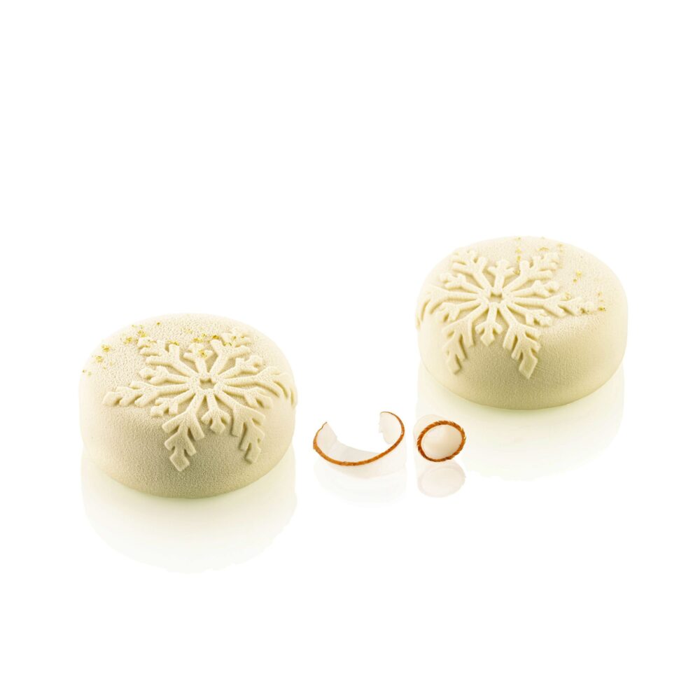 Moule Neve en silicone de Silikomart avec relief de flocon de neige, 6 cavités de 7 cm, pour entremets individuels élégants.