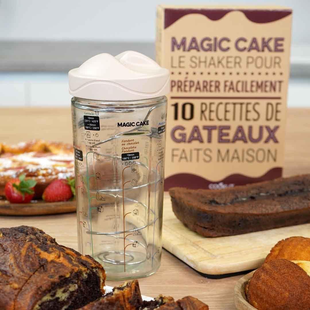 Shaker Cookut Magic Cake rouge avec graduations, prêt à préparer une pâte à gâteau maison simple et rapide.