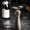 Tire-bouchon Peugeot Salma noir – Ouvre-bouteille à vis sans fin avec coupe-capsule intégré Élégance et praticité