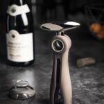 Tire-bouchon Peugeot Salma noir – Ouvre-bouteille à vis sans fin avec coupe-capsule intégré Élégance et praticité