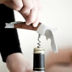 Bird Corkscrew Kikkerland en bois teinté et acier inoxydable