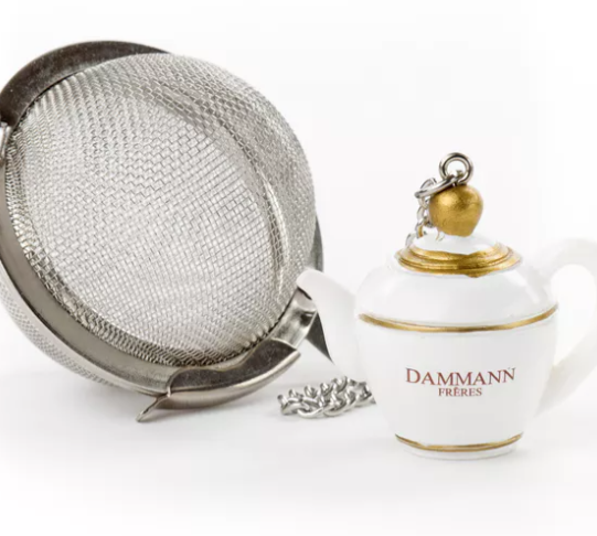 Boule à thé tamis “Théière” Dammann Frères – infuseur inox perforé avec chaînette et mini‑théière décorative en résine