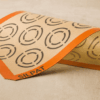 Toile de cuisson Silpat en silicone avec empreintes pour cookies, réutilisable et antiadhésive, pour une cuisson uniforme et sans ajout de matière grasse.