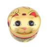Boîte à thé métallique japonaise dorée avec motif Maneki Neko, chat porte-bonheur, hermétique et décorative, idéale pour conserver le thé en vrac.
