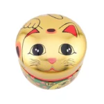 Boîte à thé métallique japonaise dorée avec motif Maneki Neko, chat porte-bonheur, hermétique et décorative, idéale pour conserver le thé en vrac.