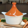 Couvercle Tajine terracotta Cookut posé sur l’Incroyable Cocotte 28 cm, cuisson traditionnelle de tajine, accessoire de cuisine en céramique émaillée.