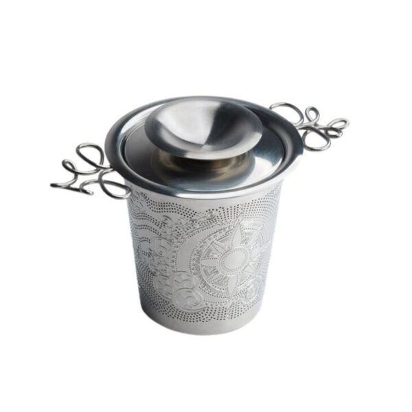 Infuseur à thé Shangrila en inox de Dammann Frères avec micro-perforations et couvercle convertible en repose-filtre, idéal pour tasse ou théière.