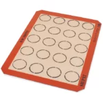 Toile de cuisson Silpat en silicone avec empreintes pour macarons, antiadhésive et réutilisable, pour des coques régulières et une cuisson homogène.
