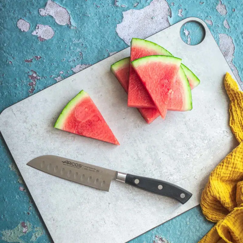 Couteau Santoku Arcos Riviera 140 mm avec lame inox forgée et manche ergonomique noir, parfait pour trancher, hacher et émincer avec précision.