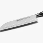 Couteau Santoku Arcos Riviera 180 mm avec lame inox forgée et manche ergonomique noir, parfait pour trancher, hacher et émincer avec précision.
