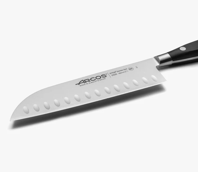 Couteau Santoku Arcos Riviera 180 mm avec lame inox forgée et manche ergonomique noir, parfait pour trancher, hacher et émincer avec précision.