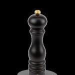 Moulin à poivre Paris u’Select Peugeot 22 cm en bois couleur chocolat avec bague de réglage et bouton doré tête de lion.