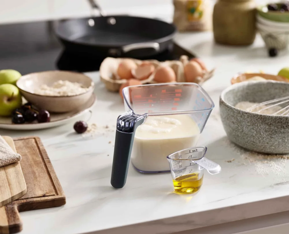 Set de 2 verres doseurs Align – 1 litre et 50 ml, gradués, conception inclinée, poignée souple et verseur fonctionnel pour cuisine et pâtisserie.