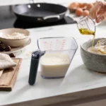 Set de 2 verres doseurs Align – 1 litre et 50 ml, gradués, conception inclinée, poignée souple et verseur fonctionnel pour cuisine et pâtisserie.