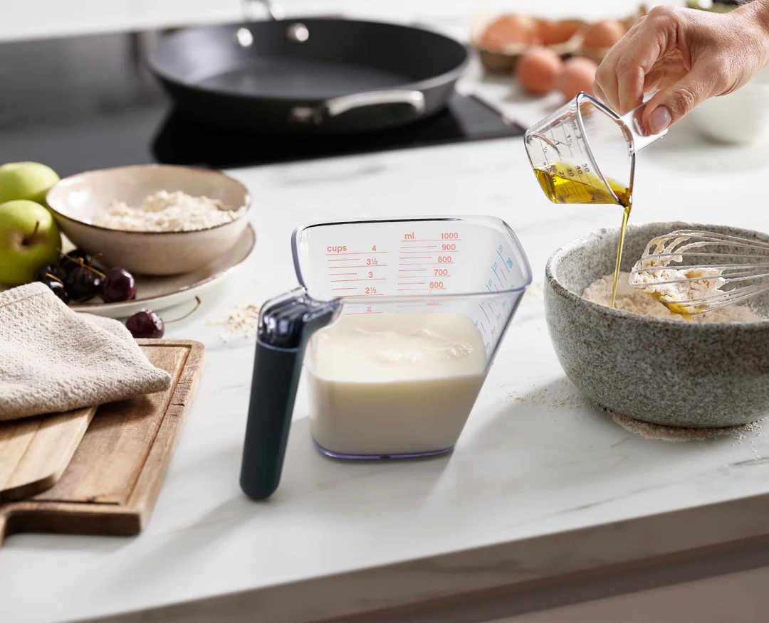 Set de 2 verres doseurs Align – 1 litre et 50 ml, gradués, conception inclinée, poignée souple et verseur fonctionnel pour cuisine et pâtisserie.