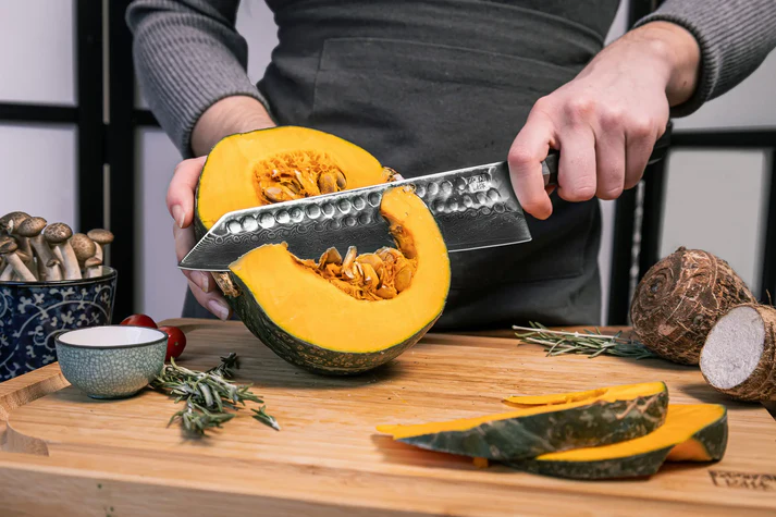 Couteau de chef Kiritsuke KOTAI 210 mm en acier Damas AUS-10 avec manche en ébène et saya en bambou.