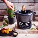 Service à fondue Nori BEKA avec caquelon en fonte recyclée, six fourchettes colorées et brûleur réglable – appareil à fondue durable et design.