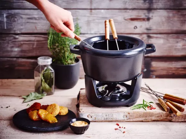 Service à fondue Nori BEKA avec caquelon en fonte recyclée, six fourchettes colorées et brûleur réglable – appareil à fondue durable et design.