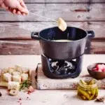 Service à fondue Nori BEKA avec caquelon en fonte recyclée, six fourchettes colorées et brûleur réglable – appareil à fondue durable et design.