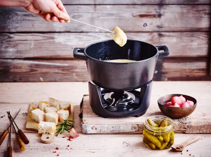 Service à fondue Nori BEKA avec caquelon en fonte recyclée, six fourchettes colorées et brûleur réglable – appareil à fondue durable et design.