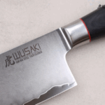 Couteau nakiri Wusaki Fujiko 17 cm, lame San Mai 10Cr15CoMoV et manche Pakka décoré, couteau japonais à légumes design et performant.