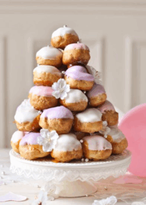 Choux garnis et assemblés pour créer une petite pièce montée, idéale pour célébrations.