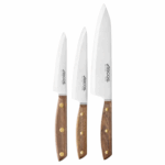 Set de trois couteaux de cuisine Arcos Nórdika : couteau d’office 100 mm, couteaux de chef 160 et 210 mm, lames en acier NITRUM® et manches bois FSC®.