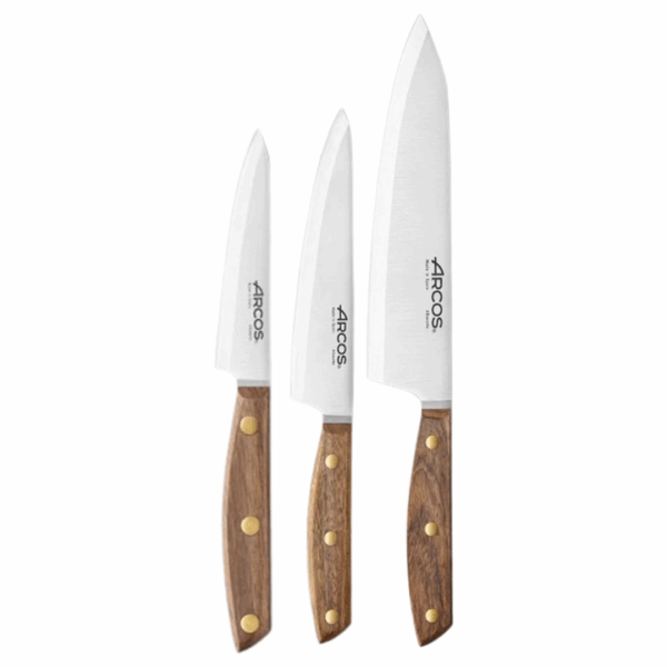 Set de trois couteaux de cuisine Arcos Nórdika : couteau d’office 100 mm, couteaux de chef 160 et 210 mm, lames en acier NITRUM® et manches bois FSC®.