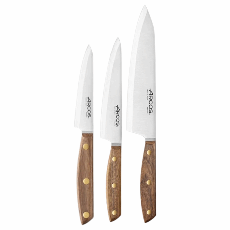 Set de trois couteaux de cuisine Arcos Nórdika : couteau d’office 100 mm, couteaux de chef 160 et 210 mm, lames en acier NITRUM® et manches bois FSC®.