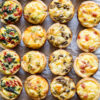 Atelier cuisine montrant la réalisation de mini quiches et feuilletés apéritifs maison.