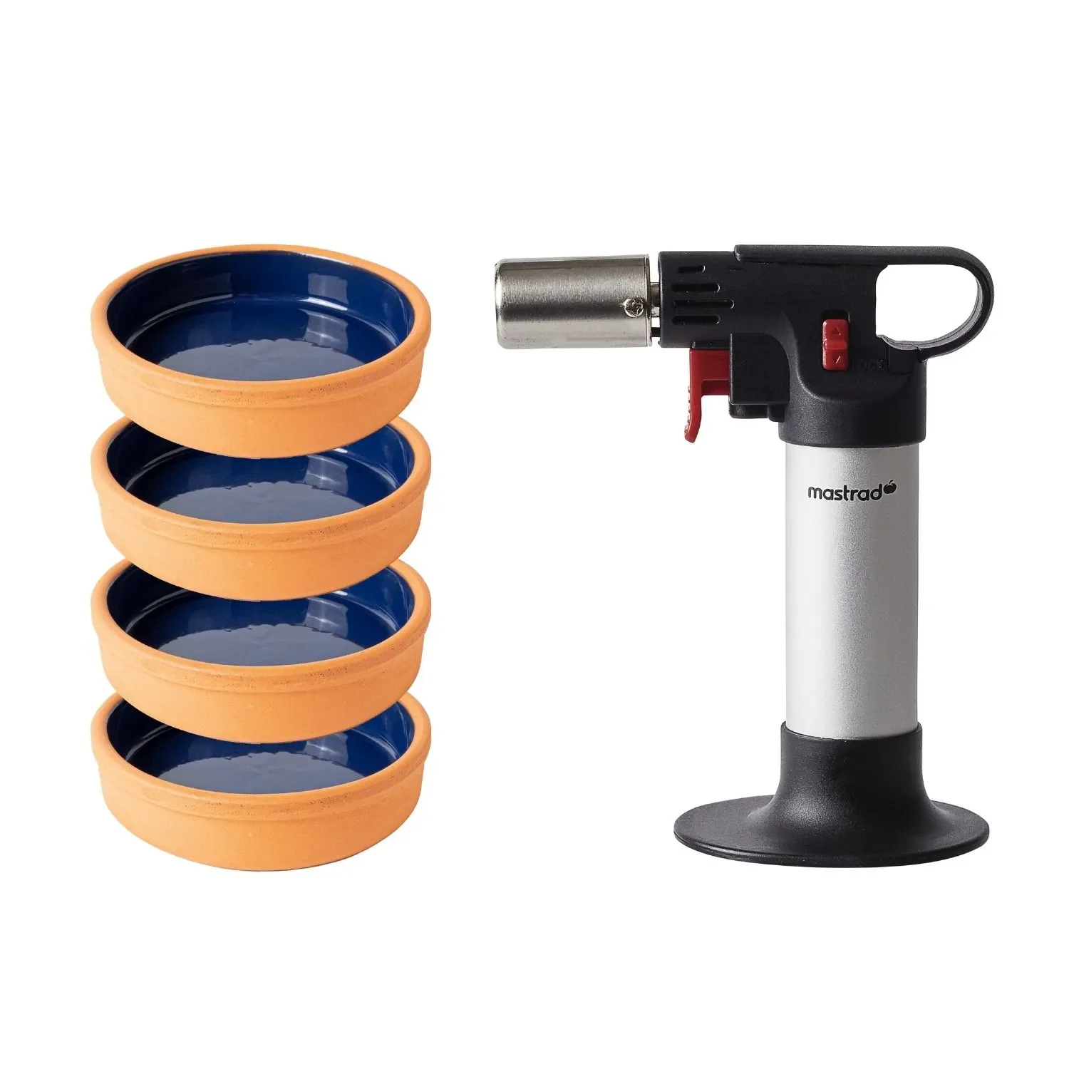 Coffret Mastrad pour crème brûlée : chalumeau et quatre ramequins en terre cuite posés sur fond clair.