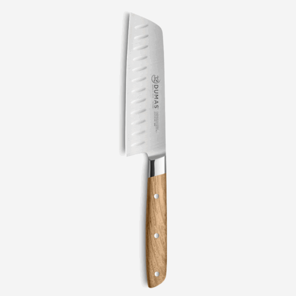 Couteau Mini-Santoku 13 cm SIGNATURE 32 Dumas avec lame alvéolée en acier 4116N et manche en chêne vert, livré avec protège-lame en cuir végétal.