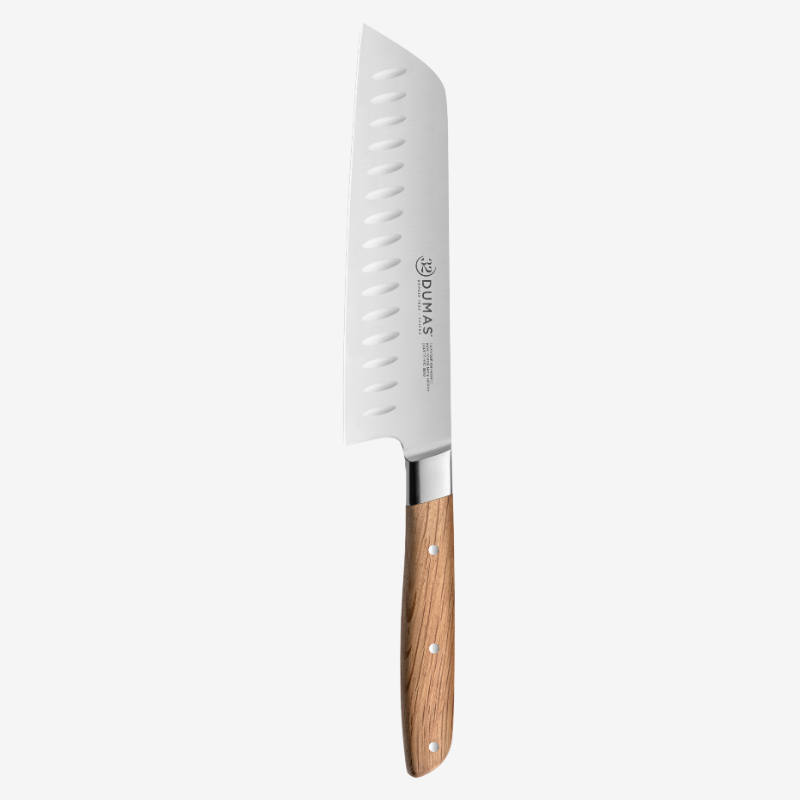 Couteau Santoku 18 cm 32 Dumas Signature avec lame alvéolée en acier 4116N et manche en chêne vert, présenté dans un coffret premium.