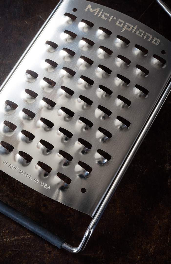 Râpe Microplane Ultra Gros Grains Gourmet – râpe large acier inox avec manche noir Soft-Touch