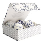 Set de 4 mugs en porcelaine Tokyo Design Studio Flora Japonica 380 ml avec motifs floraux bleu et blanc et boîte cadeau.