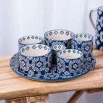 Service apéritif 6 pièces Almada Table Passion – plateau apéro en porcelaine décorée de motifs arabesques multicolores avec 6 bols assortis.