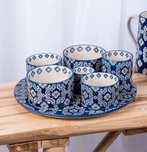 Service apéritif 6 pièces Almada Table Passion – plateau apéro en porcelaine décorée de motifs arabesques multicolores avec 6 bols assortis.