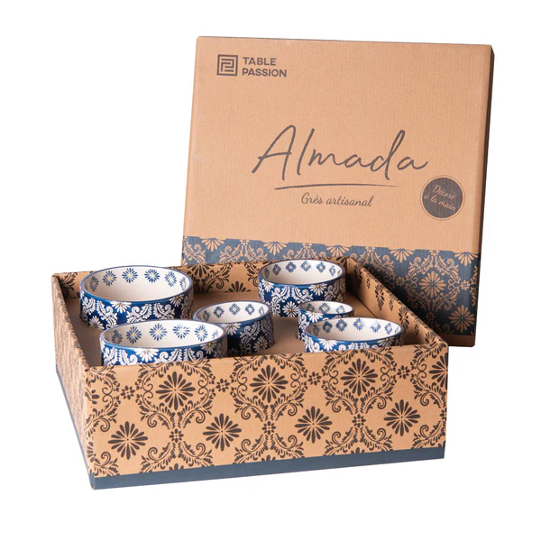 Service apéritif 6 pièces Almada Table Passion – plateau apéro en porcelaine décorée de motifs arabesques multicolores avec 6 bols assortis.