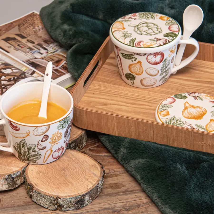 Photo du bol à soupe Antan coloré de Table Passion avec couvercle et cuillère intégrée, porcelaine décorative pour soupe maison.
