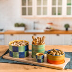 Service apéritif 4 pièces Capri - TABLE PASSION Service apéritif 4 pièces Capri 34,5 cm Table Passion – plateau apéritif en porcelaine décorée multicolore avec quatre bols assortis.