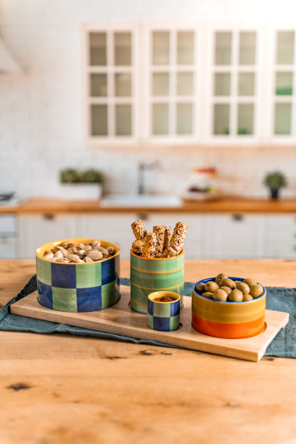 Service apéritif 4 pièces Capri 34,5 cm Table Passion – plateau apéritif en porcelaine décorée multicolore avec quatre bols assortis.