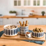 Service apéritif 4 pièces Mikonos 34,5 cm Table Passion – plateau apéritif en porcelaine décorée multicolore avec quatre bols assortis.