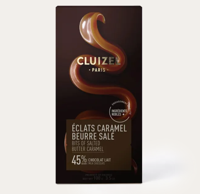 Tablette de chocolat au lait 45 % avec éclats de caramel au beurre salé – Cluizel.