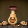 Casse-noix en bois de hêtre en forme de champignon – outil pratique pour noix et noisettes.