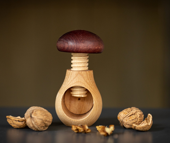 Casse-noix en bois de hêtre en forme de champignon – outil pratique pour noix et noisettes.