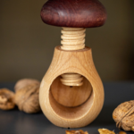 Casse-noix en bois de hêtre en forme de champignon – outil pratique pour noix et noisettes.
