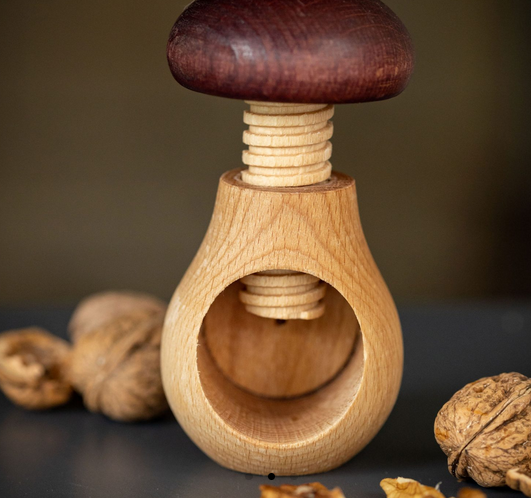 Casse-noix en bois de hêtre en forme de champignon – outil pratique pour noix et noisettes.